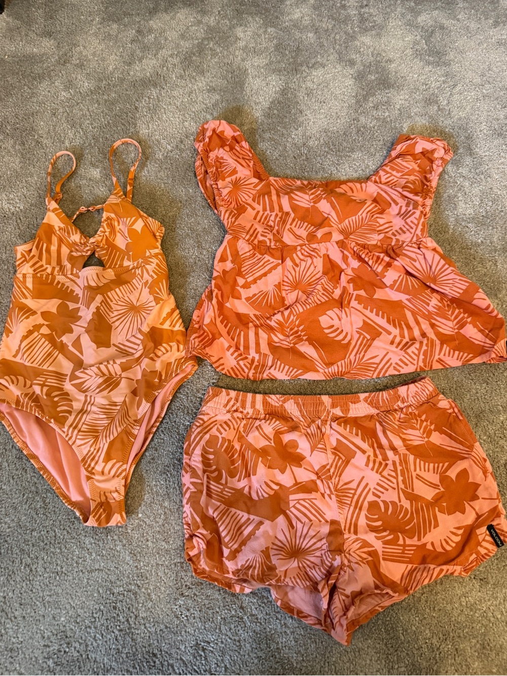Volcom Girls Kids Matching Set Swimsuit, Top & Bottom (shirt/shorts) size S/M